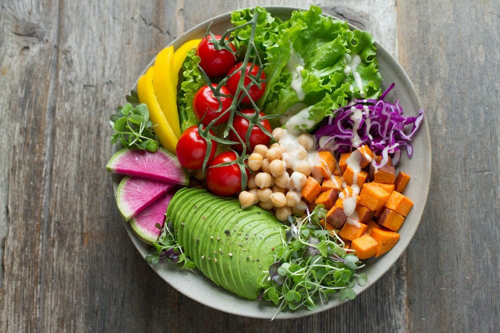 Salada com folhas e ingredientes frescos
